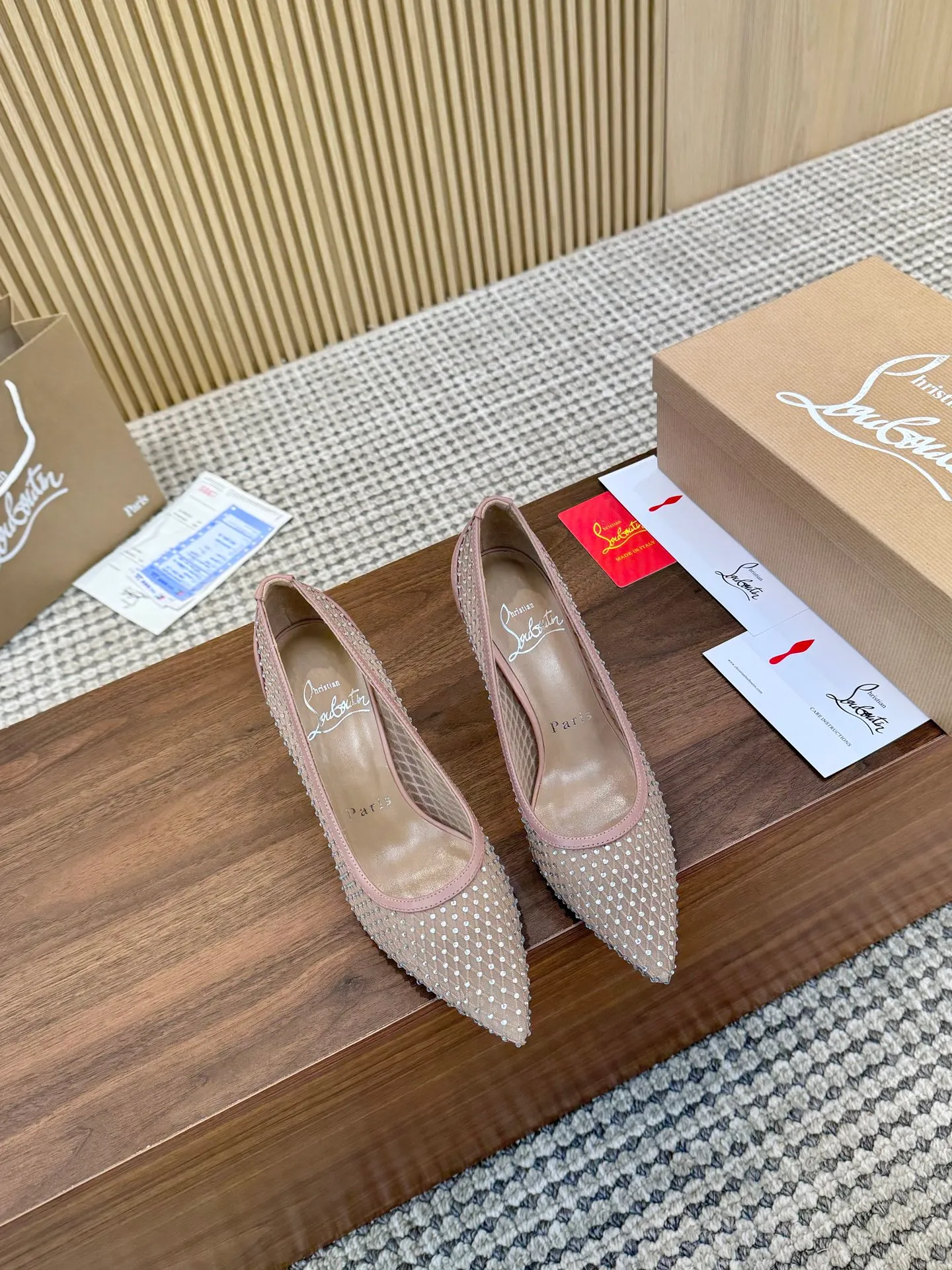 👟👟Ex-factory price 440👟👟 Genuine leather sole +40 Year-round shipment💝Christian Louboutin CL👠 Classic "💎Cow Patent Leather💎Series" noble and luxurious, real blingbling✨ Real materials, all customized by the pattern maker, and the materials are made of original customized materials, achieving the taste of the original 6 color options💍 Upper: imported 👉cow patent leather💪 lining: sheepskin foot pad/lining code number: 34-40.41.42 heel height: two options: 10.5cm and 8.5cm